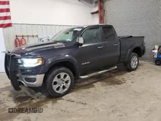 2019 Ram 1500 Laramie z VIN 1C6SRFDT6KN841744, wystawiony jako Copart lot #47461755 z przebiegiem 80 749 mil mil oraz Szkoda całkowita • Salvage title. Historia ofert i sprzedaży dostępna na DreamBid. Obrazek 1.