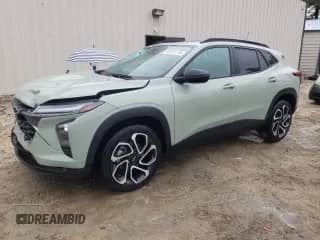 2024 Chevrolet Trax 2RS z VIN KL77LJE27RC246350, wystawiony jako Copart lot #80324175 z przebiegiem 15 122 mil mil oraz Szkoda całkowita • Salvage title. Historia ofert i sprzedaży dostępna na DreamBid. Obrazek 1.