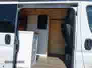 2016 Ram ProMaster Cargo z VIN 3C6TRVAGXGE132994, wystawiony jako IAAI lot #42539575 z przebiegiem 137 233 mil mil oraz . Historia ofert i sprzedaży dostępna na DreamBid. Obrazek 8.