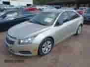 2014 Chevrolet Cruze LS z VIN 1G1PA5SH3E7334994, wystawiony jako IAAI lot #43167254 z przebiegiem 220 378 mil mil oraz . Historia ofert i sprzedaży dostępna na DreamBid. Obrazek 2.