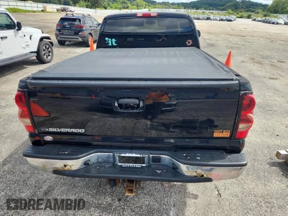 2006 Chevrolet Silverado 1500 LT3 z VIN 1GCEK19Z26Z291595, wystawiony jako Copart lot #70046865 z przebiegiem 192 625 mil mil oraz Czysty tytuł • Clean title. Historia ofert i sprzedaży dostępna na DreamBid. Obrazek 6.