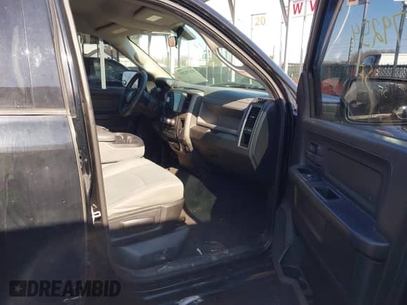 2013 Ram 1500 Tradesman z VIN 1C6RR7FT4DS645906, wystawiony jako IAAI lot #41679254 z przebiegiem 123 409 mil mil oraz . Historia ofert i sprzedaży dostępna na DreamBid. Obrazek 5.