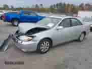 2003 Toyota Camry XLE z VIN 4T1BE30K53U680290, wystawiony jako IAAI lot #43527770 z przebiegiem 176 975 mil mil oraz . Historia ofert i sprzedaży dostępna na DreamBid. Obrazek 2.