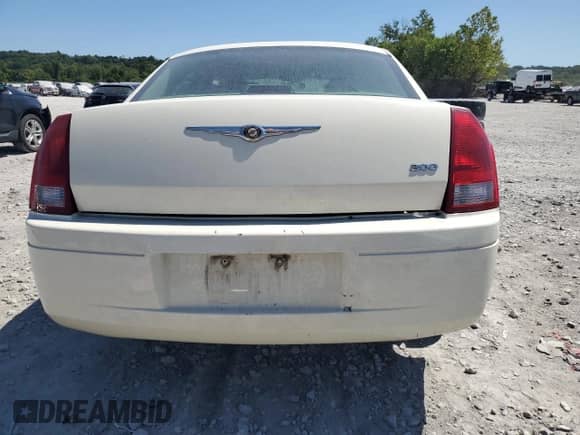 2006 Chrysler 300 with VIN 2C3KA43R96H471564, listed as a Copart auction lot 70431955 with Not provided miles and Salvage title. Bid and sale history available at DreamBid. Image 6.