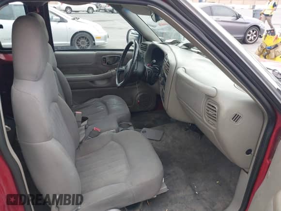 2003 Chevrolet S-10 LS с VIN 1GCCS19H138134298, выставлен на аукционе IAAI как лот 42464638 с пробегом 272 433 миль миль и . История ставок и продаж доступна на DreamBid. Изображение 5.