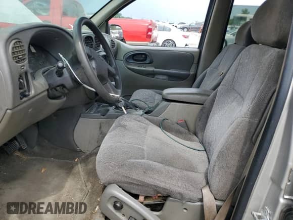 2004 Chevrolet TrailBlazer LT z VIN 1GNDT13S842345919, wystawiony jako Copart lot #68205815 z przebiegiem 219 410 mil mil oraz Szkoda całkowita • Salvage title. Historia ofert i sprzedaży dostępna na DreamBid. Obrazek 7.