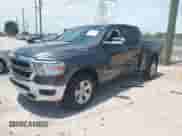 2020 Ram 1500 Big Horn z VIN 1C6RREBT2LN311820, wystawiony jako IAAI lot #42372941 z przebiegiem 26 049 mil mil oraz . Historia ofert i sprzedaży dostępna na DreamBid. Obrazek 2.