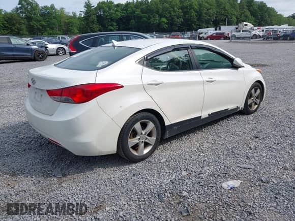2011 Hyundai Elantra GLS z VIN 5NPDH4AE5BH049664, wystawiony jako IAAI lot #42603745 z przebiegiem 121 674 mil mil oraz . Historia ofert i sprzedaży dostępna na DreamBid. Obrazek 4.