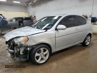 2008 Hyundai Accent SE z VIN KMHCN36C88U077197, wystawiony jako Copart lot #63782205 z przebiegiem 127 429 mil mil oraz Szkoda całkowita • Salvage title. Historia ofert i sprzedaży dostępna na DreamBid. Obrazek 1.