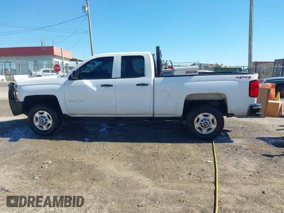 2015 Chevrolet Silverado 2500HD Work Truck z VIN 1GC2KUEG1FZ121236, wystawiony jako IAAI lot #43466359 z przebiegiem 168 338 mil mil oraz . Historia ofert i sprzedaży dostępna na DreamBid. Obrazek 14.