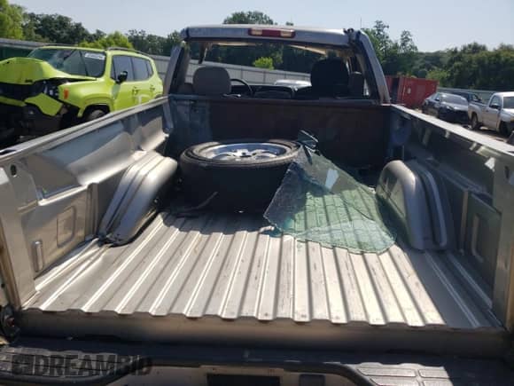 2002 GMC Sierra 1500 z VIN 1GTEC14W02Z290420, wystawiony jako Copart lot #65817084 z przebiegiem 273 128 mil mil oraz Szkoda całkowita • Salvage title. Historia ofert i sprzedaży dostępna na DreamBid. Obrazek 11.