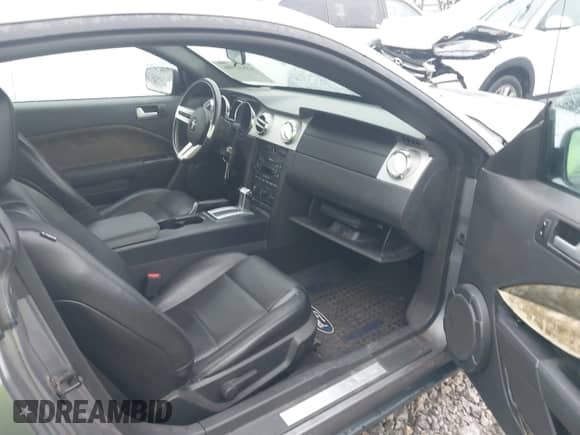 2007 Ford Mustang Deluxe z VIN 1ZVHT80N875216497, wystawiony jako IAAI lot #43532986 z przebiegiem 206 216 mil mil oraz . Historia ofert i sprzedaży dostępna na DreamBid. Obrazek 5.