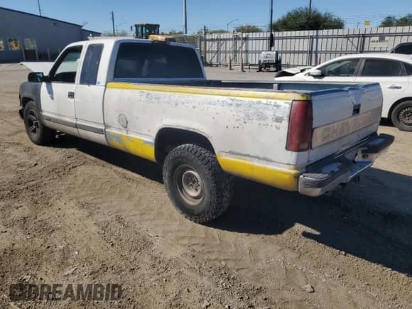 1996 Chevrolet Silverado 1500 with VIN 1GCEC19R0TE110221, listed as a Copart auction lot 80949385 with 566,496 mi miles and Non repairable. Bid and sale history available at DreamBid. Image 2.
