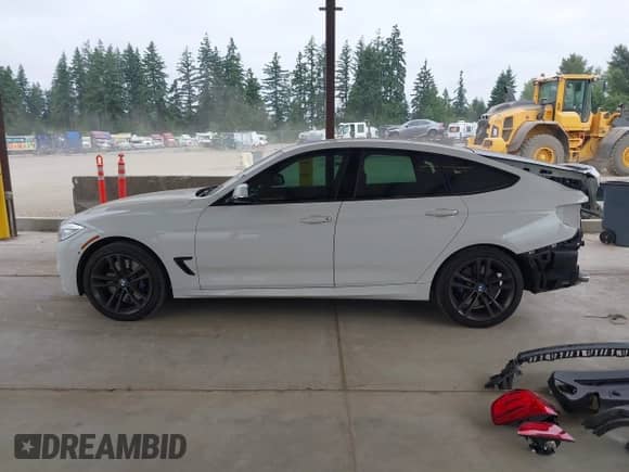 2014 BMW 3 Series 335i Gran Turismo xDrive z VIN WBA3X9C5XED153261, wystawiony jako IAAI lot #42790312 z przebiegiem 62 424 mil mil oraz . Historia ofert i sprzedaży dostępna na DreamBid. Obrazek 15.