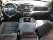 2019 Ram 1500 Tradesman z VIN 1C6SRFGTXKN816549, wystawiony jako Copart lot #71036385 z przebiegiem 180 503 mil mil oraz Czysty tytuł • Clean title. Historia ofert i sprzedaży dostępna na DreamBid. Obrazek 8.