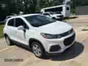2020 Chevrolet Trax LS z VIN KL7CJKSB7LB052283, wystawiony jako Copart lot #71732825 z przebiegiem 70 819 mil mil oraz Czysty tytuł • Clean title. Historia ofert i sprzedaży dostępna na DreamBid. Obrazek 1.