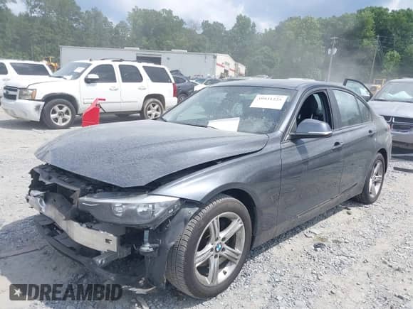 2013 BMW 3 Series 320i с VIN WBA3B1C54DF462873, выставлен на аукционе IAAI как лот 39931225 с пробегом 118 917 миль миль и . История ставок и продаж доступна на DreamBid. Изображение 2.