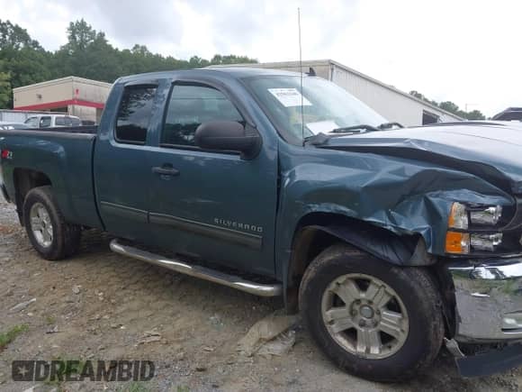 2013 Chevrolet Silverado 1500 LT z VIN 1GCRKSE78DZ324253, wystawiony jako IAAI lot #42962249 z przebiegiem 208 385 mil mil oraz . Historia ofert i sprzedaży dostępna na DreamBid. Obrazek 13.