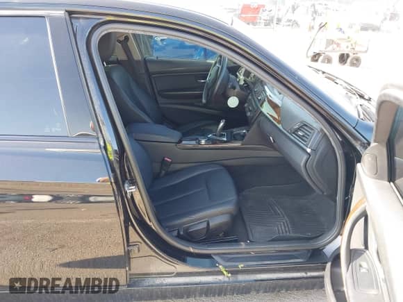 2015 BMW 3 Series 320i xDrive z VIN WBA3C3G56FNT51902, wystawiony jako IAAI lot #43152629 z przebiegiem 154 591 mil mil oraz . Historia ofert i sprzedaży dostępna na DreamBid. Obrazek 5.