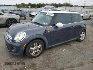 2013 MINI Hardtop с VIN WMWSU3C55DT681229, выставлен на аукционе Copart как лот 81660785 с пробегом 58 932 миль миль и Списание • Salvage title. История ставок и продаж доступна на DreamBid. Изображение 1.