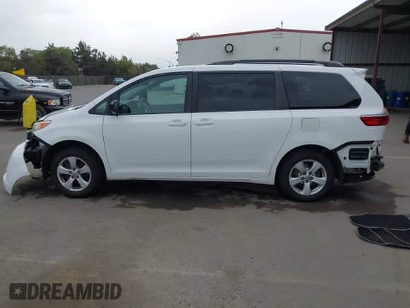 2015 Toyota Sienna LE z VIN 5TDKK3DC1FS585864, wystawiony jako IAAI lot #43453737 z przebiegiem 150 074 mil mil oraz . Historia ofert i sprzedaży dostępna na DreamBid. Obrazek 15.