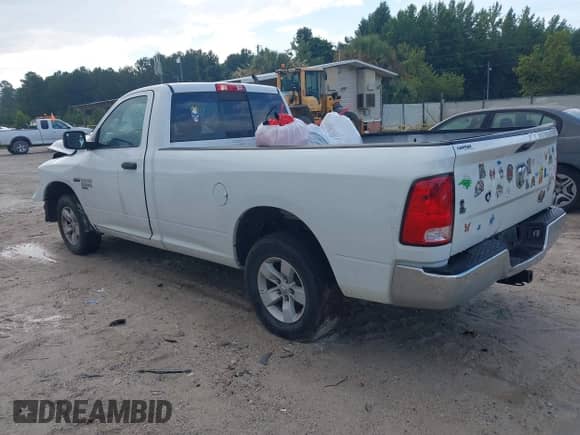 2019 Ram 1500 Tradesman z VIN 3C6JR6DT0KG506015, wystawiony jako IAAI lot #42857503 z przebiegiem 64 834 mil mil oraz . Historia ofert i sprzedaży dostępna na DreamBid. Obrazek 3.