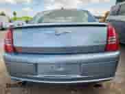 2006 Chrysler 300 C SRT-8 z VIN 2C3LA73W36H377854, wystawiony jako Copart lot #61070615 z przebiegiem 260 778 mil mil oraz Czysty tytuł • Clean title. Historia ofert i sprzedaży dostępna na DreamBid. Obrazek 6.