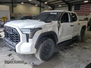 2024 Toyota Tundra TRD Pro Hybrid z VIN 5TFPC5DB7RX042409, wystawiony jako Copart lot #81674165 z przebiegiem 55 271 mil mil oraz Czysty tytuł • Clean title. Historia ofert i sprzedaży dostępna na DreamBid. Obrazek 1.