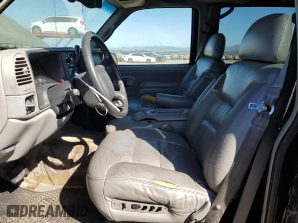 1999 Chevrolet Suburban z VIN 1GNGK26R5XJ513945, wystawiony jako Copart lot #73673314 z przebiegiem 198 656 mil mil oraz Czysty tytuł • Clean title. Historia ofert i sprzedaży dostępna na DreamBid. Obrazek 7.