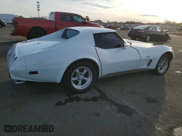 1977 Chevrolet Corvette z VIN 1237L5446940, wystawiony jako Copart lot #42461375 z przebiegiem 47 599 mil mil oraz Szkoda całkowita • Salvage title. Historia ofert i sprzedaży dostępna na DreamBid. Obrazek 3.