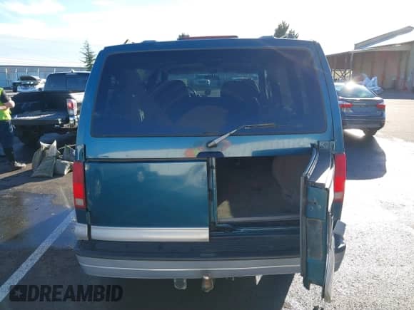 1997 Chevrolet Astro с VIN 1GNDM19W7VB216479, выставлен на аукционе IAAI как лот 41266015 с пробегом 277 411 миль миль и . История ставок и продаж доступна на DreamBid. Изображение 17.
