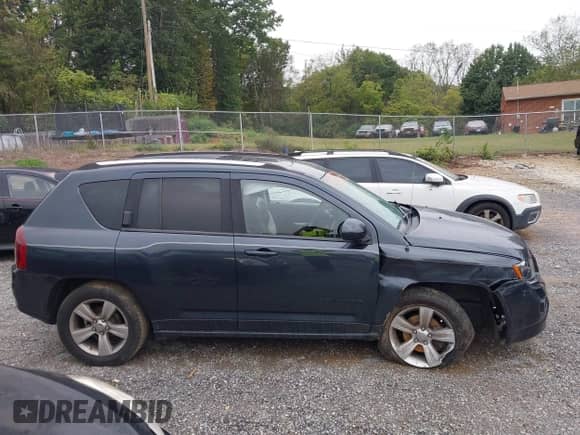 2015 Jeep Compass Latitude z VIN 1C4NJDEB1FD324581, wystawiony jako IAAI lot #43299306 z przebiegiem 97 094 mil mil oraz . Historia ofert i sprzedaży dostępna na DreamBid. Obrazek 14.