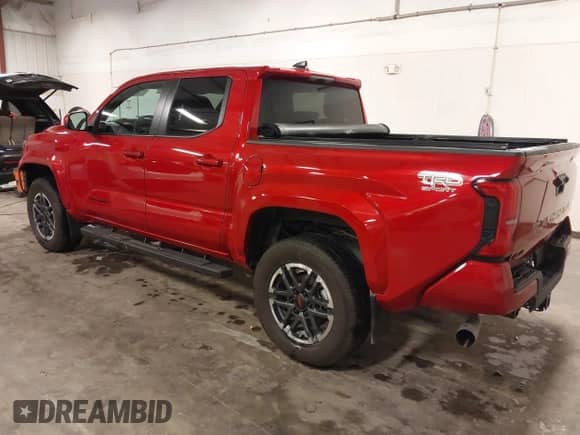 2024 Toyota Tacoma SR5 z VIN 3TYLB5JNXRT023878, wystawiony jako IAAI lot #43246001 z przebiegiem 9 321 mil mil oraz . Historia ofert i sprzedaży dostępna na DreamBid. Obrazek 3.