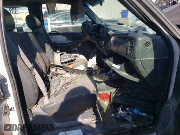 1999 Chevrolet Silverado 2500 z VIN 1GCFC29T3XZ176654, wystawiony jako Copart lot #88142645 z przebiegiem Nie podano mil oraz Szkoda całkowita • Salvage title. Historia ofert i sprzedaży dostępna na DreamBid. Obrazek 7.