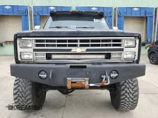 1988 Chevrolet Blazer z VIN 1GNEV18K5JF143423, wystawiony jako Copart lot #55763905 z przebiegiem 93 600 mil mil oraz Czysty tytuł • Clean title. Historia ofert i sprzedaży dostępna na DreamBid. Obrazek 5.