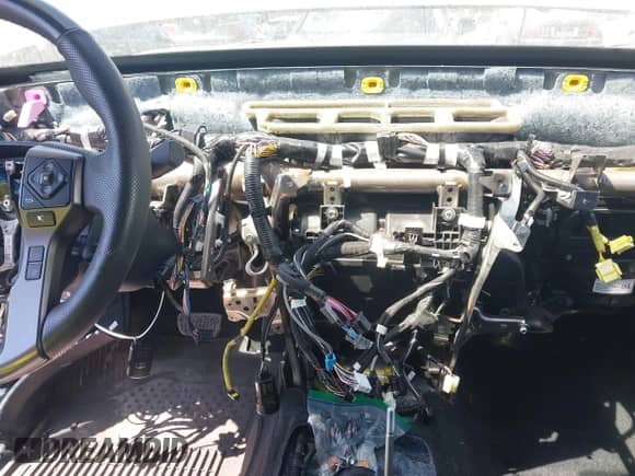 2023 Toyota Tacoma SR5 z VIN 3TMCZ5AN8PM589977, wystawiony jako IAAI lot #43145534 z przebiegiem Nie podano mil oraz . Historia ofert i sprzedaży dostępna na DreamBid. Obrazek 20.