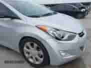 2013 Hyundai Elantra GLS z VIN KMHDH4AE9DU627379, wystawiony jako IAAI lot #42373848 z przebiegiem 122 490 mil mil oraz . Historia ofert i sprzedaży dostępna na DreamBid. Obrazek 19.