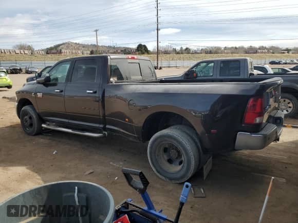 2010 Dodge 3500 Laramie z VIN 3D73Y4CL5AG147730, wystawiony jako Copart lot #49767775 z przebiegiem 300 746 mil mil oraz Szkoda całkowita • Salvage title. Historia ofert i sprzedaży dostępna na DreamBid. Obrazek 2.