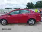 2019 Chevrolet Sonic LT z VIN 1G1JD5SB3K4149351, wystawiony jako IAAI lot #42993235 z przebiegiem 137 699 mil mil oraz . Historia ofert i sprzedaży dostępna na DreamBid. Obrazek 15.