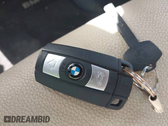 2010 BMW 5 Series 535i xDrive z VIN WBANV9C59AC138328, wystawiony jako IAAI lot #42716033 z przebiegiem 126 473 mil mil oraz . Historia ofert i sprzedaży dostępna na DreamBid. Obrazek 11.