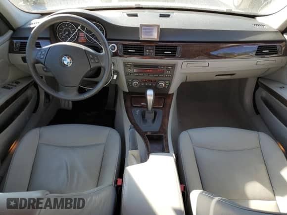 2008 BMW 3 Series 328i z VIN WBAVA37568NL55837, wystawiony jako Copart lot #91029115 z przebiegiem 76 374 mil mil oraz Czysty tytuł • Clean title. Historia ofert i sprzedaży dostępna na DreamBid. Obrazek 8.