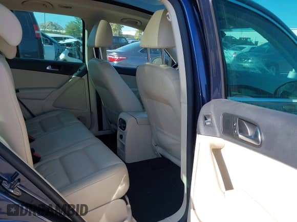 2011 Volkswagen Tiguan S с VIN WVGBV7AX0BW537249, выставлен на аукционе IAAI как лот 43172474 с пробегом 156 631 миль миль и . История ставок и продаж доступна на DreamBid. Изображение 8.