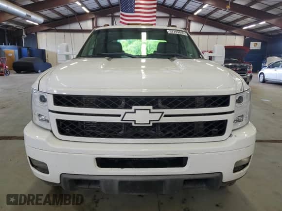 2011 Chevrolet Silverado 2500HD LTZ z VIN 1GC1KYC89BF260220, wystawiony jako Copart lot #57299895 z przebiegiem 223 957 mil mil oraz Czysty tytuł • Clean title. Historia ofert i sprzedaży dostępna na DreamBid. Obrazek 5.