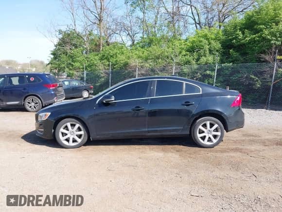 2016 Volvo S60 T5 Drive-E Premier z VIN YV126MFK8G2412344, wystawiony jako IAAI lot #42108519 z przebiegiem 129 579 mil mil oraz . Historia ofert i sprzedaży dostępna na DreamBid. Obrazek 15.
