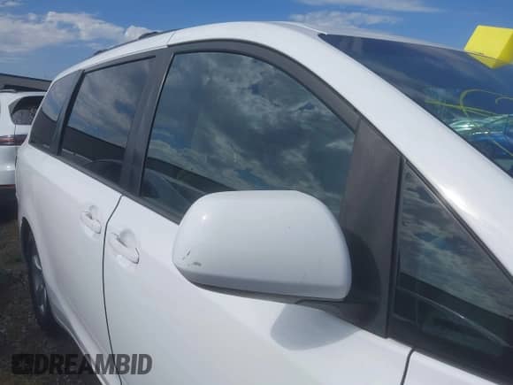 2015 Toyota Sienna LE z VIN 5TDKK3DC8FS596022, wystawiony jako IAAI lot #43447955 z przebiegiem 81 034 mil mil oraz . Historia ofert i sprzedaży dostępna na DreamBid. Obrazek 13.