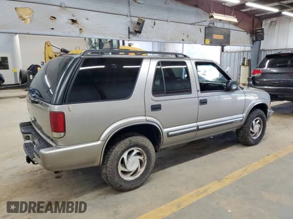 2001 Chevrolet Blazer LT z VIN 1GNDT13W712214351, wystawiony jako Copart lot #70259904 z przebiegiem 191 799 mil mil oraz Szkoda całkowita • Salvage title. Historia ofert i sprzedaży dostępna na DreamBid. Obrazek 3.