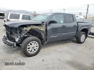 2024 Toyota Tacoma SR5 с VIN 3TMKB5FN1RM020979, выставлен на аукционе Copart как лот 70776125 с пробегом 11 401 миль миль и Списание • Salvage title. История ставок и продаж доступна на DreamBid. Изображение 1.