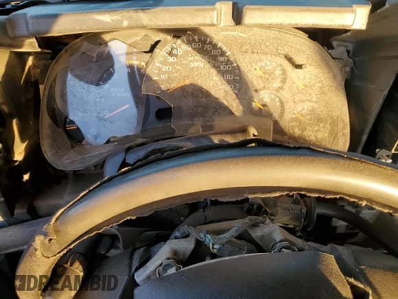 2003 Chevrolet Silverado 2500HD LT z VIN 1GCHK29133E174723, wystawiony jako Copart lot #47583165 z przebiegiem Nie podano mil oraz Szkoda całkowita • Salvage title. Historia ofert i sprzedaży dostępna na DreamBid. Obrazek 9.