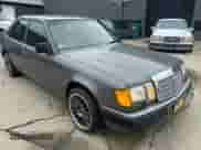 1989 Mercedes-Benz 300 E with VIN WDBEA30D2KB022367, listed as a Copart auction lot 60087495 with 76,930 mi miles and Clean title. Bid and sale history available at DreamBid. Image 1.