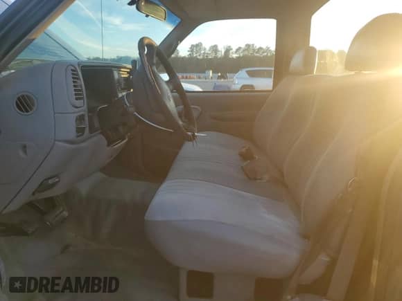 1996 GMC Sierra 1500 с VIN 1GTEC14W5TZ533415, выставлен на аукционе Copart как лот 82287484 с пробегом 442 981 миль миль и Списание • Salvage title. История ставок и продаж доступна на DreamBid. Изображение 7.